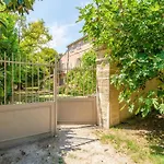 Mas Saint Louis بيت ضيافة